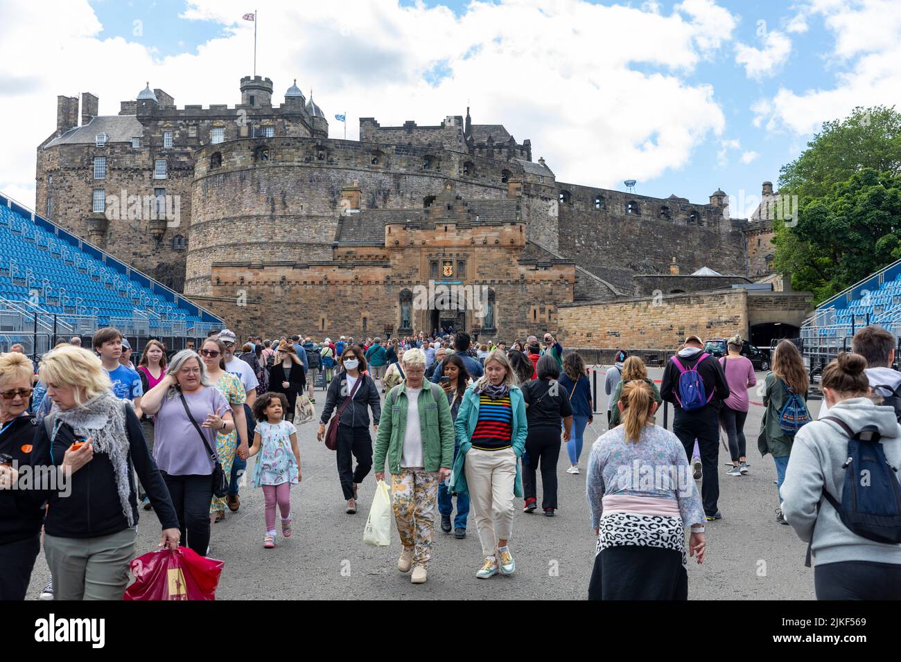 Edinburgh Castle, Touristen und Besucher der Burg verlassen nach ihrem Besuch, an einem Sommertag im Juli 2022 sind die Massen groß, Schottland, Großbritannien Stockfoto