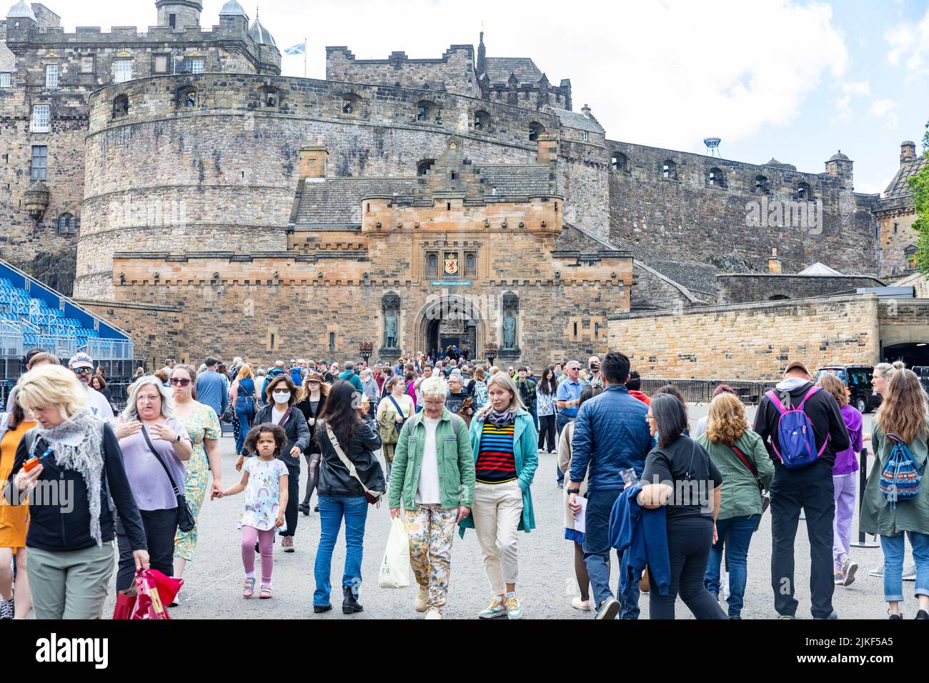 Edinburgh Castle, Touristen und Besucher der Burg verlassen nach ihrem Besuch, an einem Sommertag im Juli 2022 sind die Massen groß, Schottland, Großbritannien Stockfoto