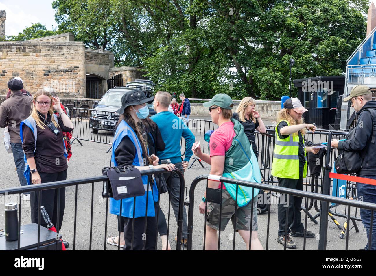 Besucher des Schlosses von Edinburgh zeigen ihre Tickets dem Personal am Eingang, das Personal trägt einen Gesichtsbefall aufgrund einer Pandemie von 19, Edinburgh, Schottland, Großbritannien Stockfoto