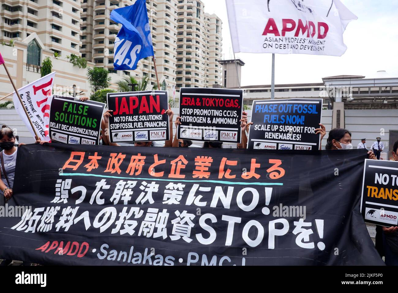 Pasay City, NCR, Philippinen. 1. August 2022. Klimaaktivisten haben heute vor der japanischen Botschaft in Manila eine Aktion durchgeführt, um gegen die Förderung von fossilem Gas und Wasserstoff durch die japanische Energiebehörde sectorÃ¢â‚¬â„¢für die Stromerzeugung zu protestieren, um die Bemühungen um eine CO2-Neutralität bis 2050 zu beschleunigen. Ähnliche Aktionen wurden in Bangladesch und Indonesien durchgeführt. Die Demonstranten forderten die japanische Regierung und die Unternehmen auf, die Finanzierung fossiler Brennstoffe und die Förderung von Technologien einzustellen, die falsche Lösungen für die Klimakrise sind. (Bild: © George Buid/ZUMA Press Wire) Stockfoto