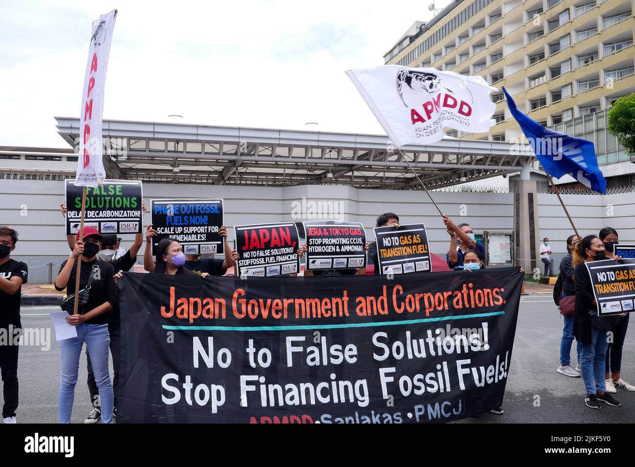 Pasay City, NCR, Philippinen. 1. August 2022. Klimaaktivisten haben heute vor der japanischen Botschaft in Manila eine Aktion durchgeführt, um gegen die Förderung von fossilem Gas und Wasserstoff durch die japanische Energiebehörde sectorÃ¢â‚¬â„¢für die Stromerzeugung zu protestieren, um die Bemühungen um eine CO2-Neutralität bis 2050 zu beschleunigen. Ähnliche Aktionen wurden in Bangladesch und Indonesien durchgeführt. Die Demonstranten forderten die japanische Regierung und die Unternehmen auf, die Finanzierung fossiler Brennstoffe und die Förderung von Technologien einzustellen, die falsche Lösungen für die Klimakrise sind. (Bild: © George Buid/ZUMA Press Wire) Stockfoto