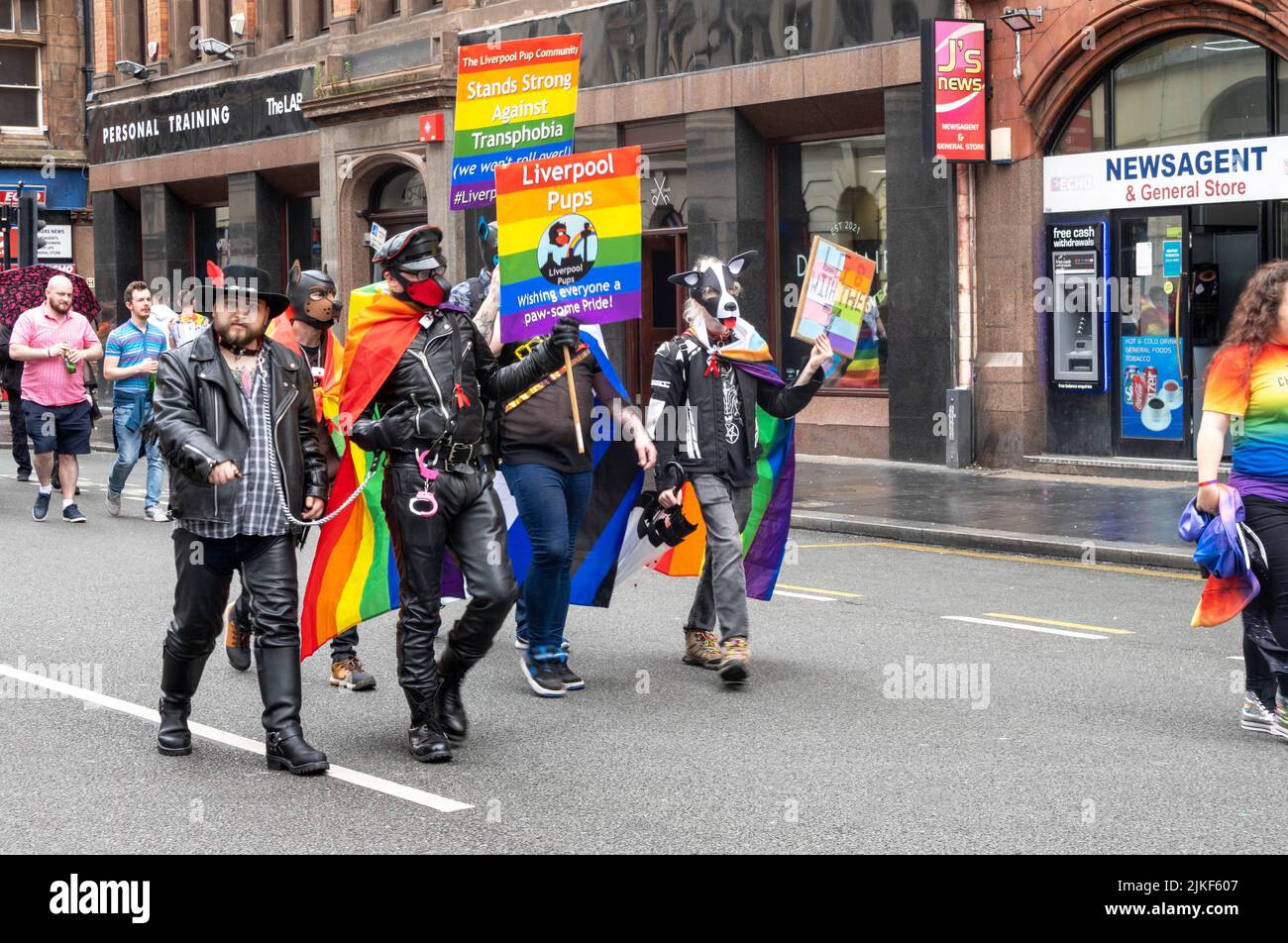 Liverpool-Welpen marschieren in der LGBT-Parade 2022 Stockfoto