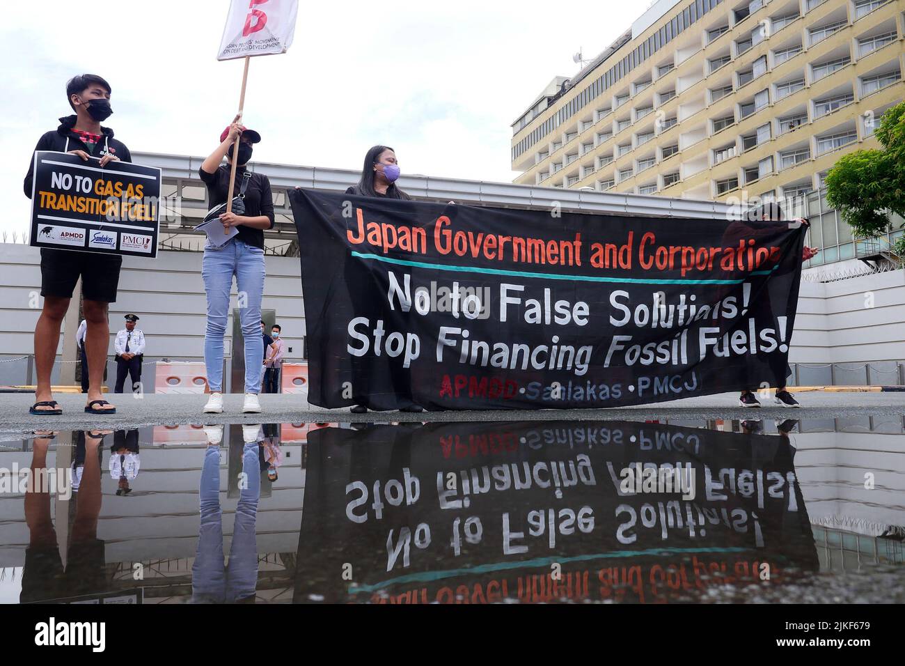 Pasay City, NCR, Philippinen. 1. August 2022. Klimaaktivisten haben heute vor der japanischen Botschaft in Manila eine Aktion durchgeführt, um gegen die Förderung von fossilem Gas und Wasserstoff durch die japanische Energiebehörde sectorÃ¢â‚¬â„¢für die Stromerzeugung zu protestieren, um die Bemühungen um eine CO2-Neutralität bis 2050 zu beschleunigen. Ähnliche Aktionen wurden in Bangladesch und Indonesien durchgeführt. Die Demonstranten forderten die japanische Regierung und die Unternehmen auf, die Finanzierung fossiler Brennstoffe und die Förderung von Technologien einzustellen, die falsche Lösungen für die Klimakrise sind. (Bild: © George Buid/ZUMA Press Wire) Stockfoto
