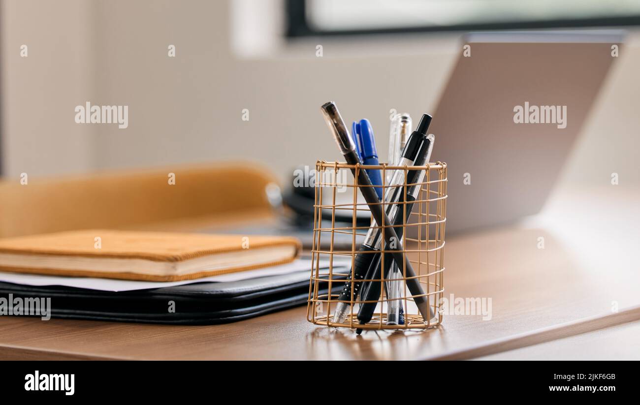 Stellen Sie sicher, dass Ihre Stifte leicht zu finden sind. Standbild eines Stifthalters voller Stifte auf einem Schreibtisch in einem Büro. Stockfoto