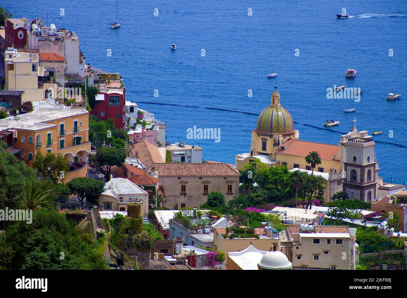 Typische Klippenhäuser und die Kirche der Jungfrau Maria, Positano, Amalfiküste, UNESCO-Weltkulturerbe, Kampanien, Italien, Mittelmeer, Europa Stockfoto