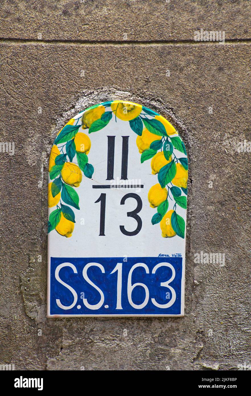 Straßenschild mit Zitronenmotiven, Panoramastraße SS 163 in Positano, Amalfiküste, UNESCO-Weltkulturerbe, Kampanien, Italien, Mittelmeer, Europa Stockfoto
