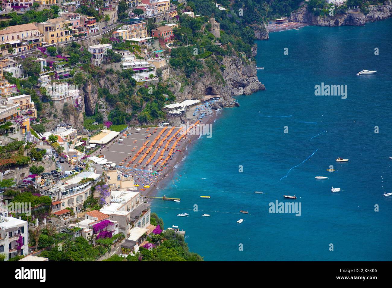 Typische Klippenhäuser und ein Strand in Positano, Amalfiküste, UNESCO-Weltkulturerbe, Kampanien, Italien, Mittelmeer, Europa Stockfoto