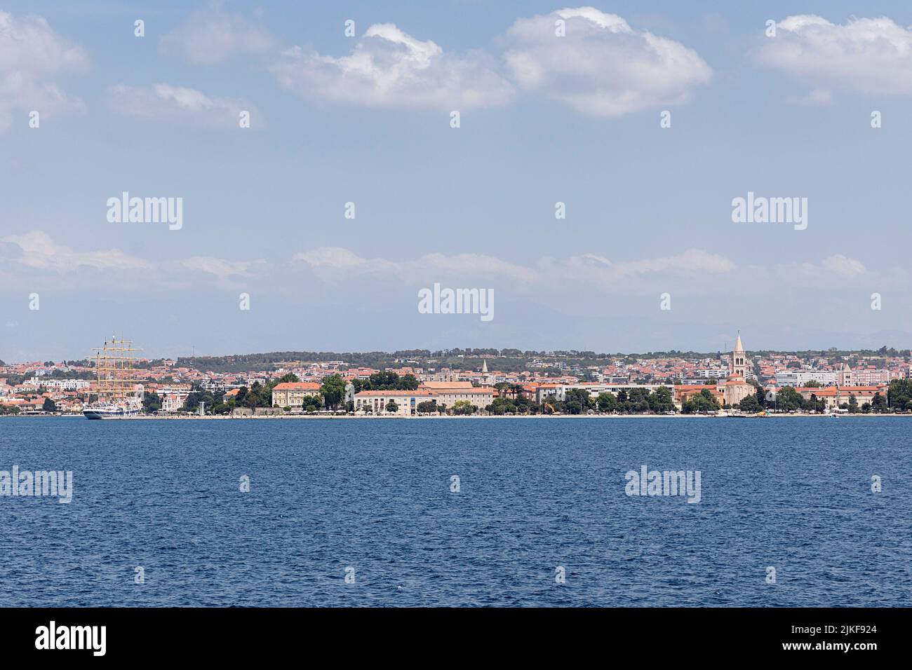 Blick in die Stadt Zadar und das alte verankerte Segelboot, Dalmatien, Kroatien Stockfoto