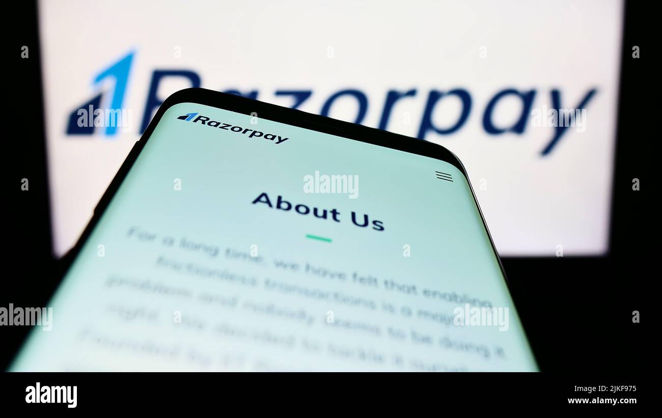Mobiltelefon mit Website der Firma Razorpay Software Private Limited auf dem Bildschirm vor dem Firmenlogo. Konzentrieren Sie sich auf die obere linke Seite des Telefondisplays. Stockfoto