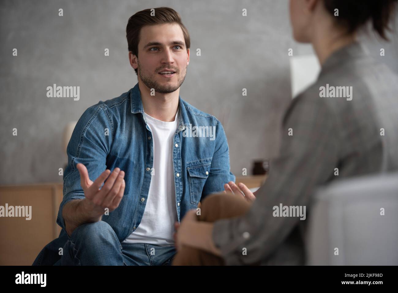 Psychologe im Gespräch mit dem Patienten auf der Therapiesitzung. Stockfoto