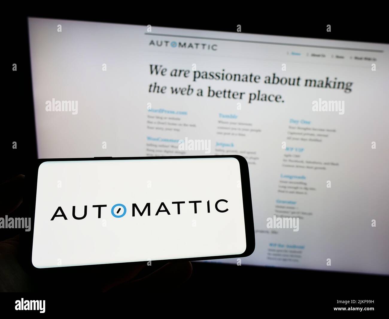 Person, die Mobiltelefon mit dem Logo des amerikanischen Distributed Company Automattic Inc. Auf dem Bildschirm vor der Webseite hält. Konzentrieren Sie sich auf die Telefonanzeige. Stockfoto
