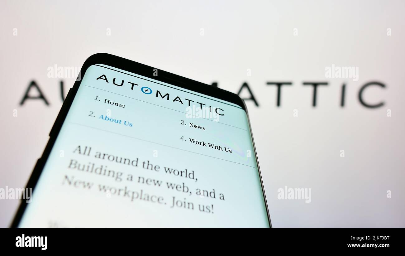 Smartphone mit Webseite des US-Distributed Company Automattic Inc. Auf dem Bildschirm vor dem Unternehmenslogo. Konzentrieren Sie sich auf die obere linke Seite des Telefondisplays. Stockfoto