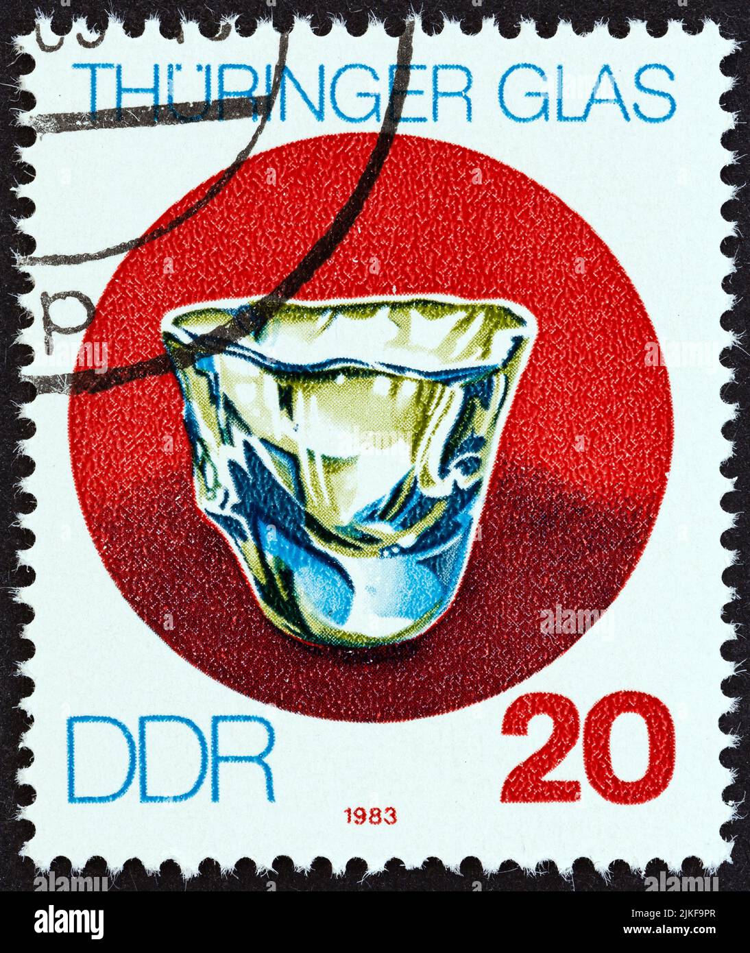 DEUTSCHE DEMOKRATISCHE REPUBLIK - UM 1983: Eine in Deutschland gedruckte Marke aus der Ausgabe 'Thüringer Glas' zeigt Tumbler, um 1983. Stockfoto