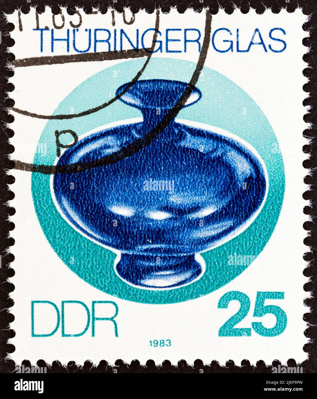 DEUTSCHE DEMOKRATISCHE REPUBLIK - UM 1983: Eine in Deutschland gedruckte Marke aus der Ausgabe 'Thüringer Glas' zeigt Vase, um 1983. Stockfoto