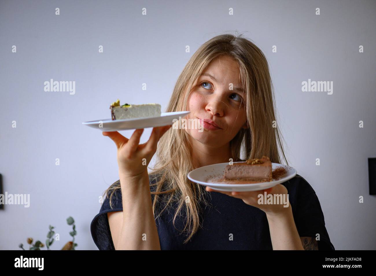 Mädchen hält einen Teller mit veganen Kuchen. Cashewcakes Stockfoto