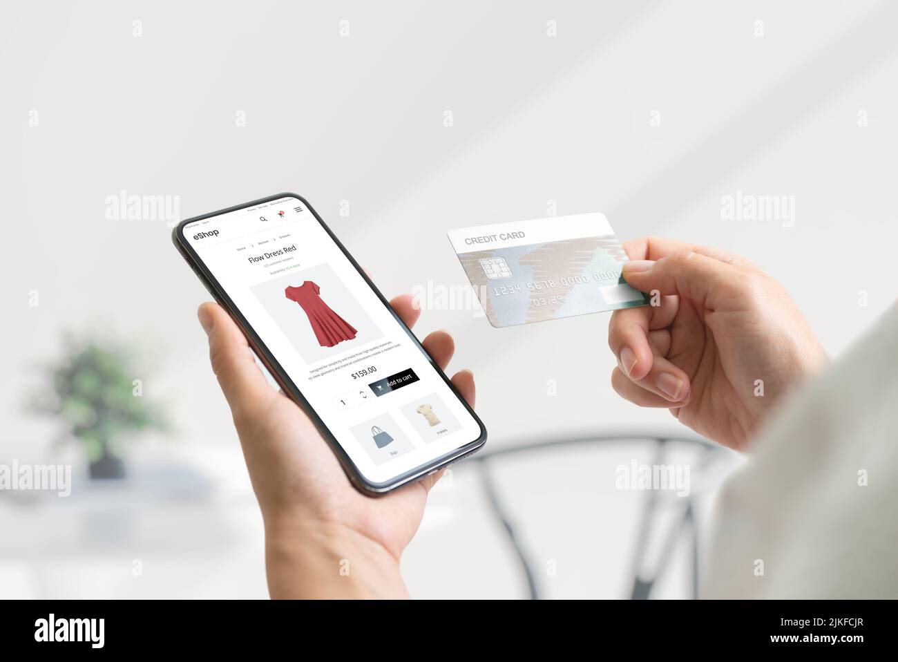 Online-Shopping mit Smartphone und Kreditkartenkonzept. Moderne E-Commerce-Webseite mit Damenbekleidung Stockfoto