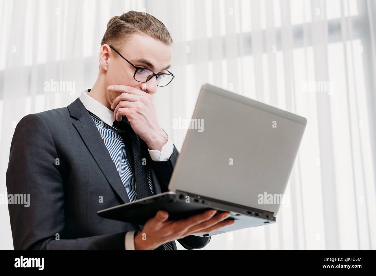 Geschäftsproblem schlechte Nachrichten konzentriert Mann schauen Laptop Stockfoto