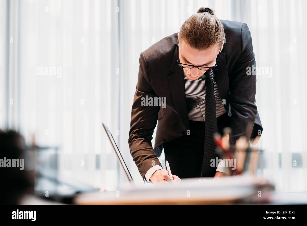 Business Lifestyle stilvolle Mann elegante Kleidung Stockfoto