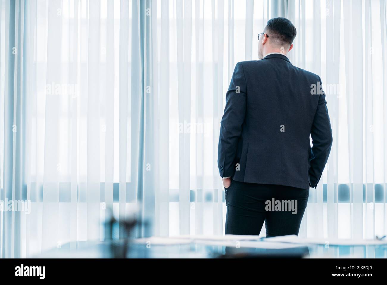 Backview Business man Office Break Look window Stockfoto