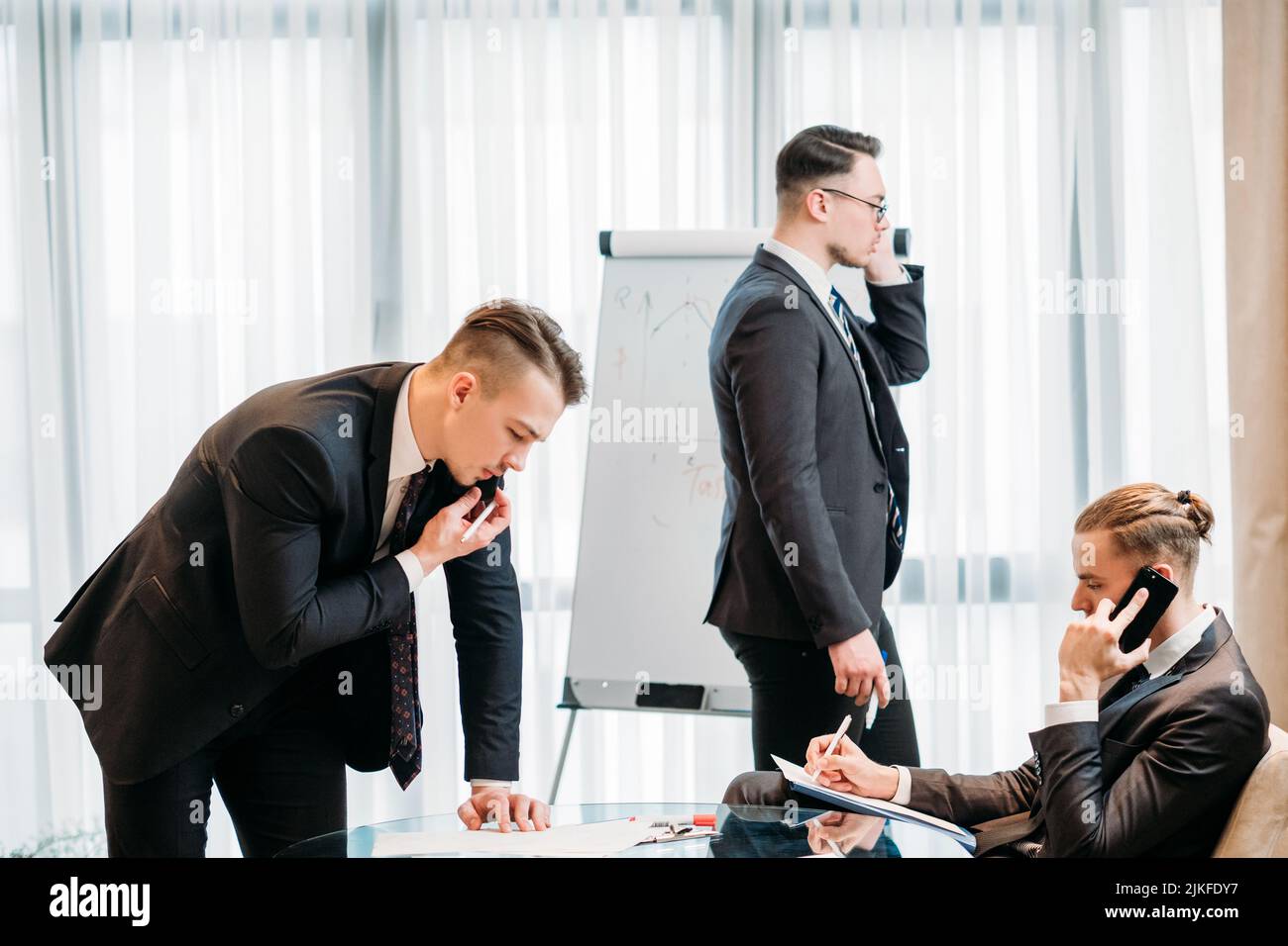 Kommunikation Business Männer telefonieren Büroleben Stockfoto