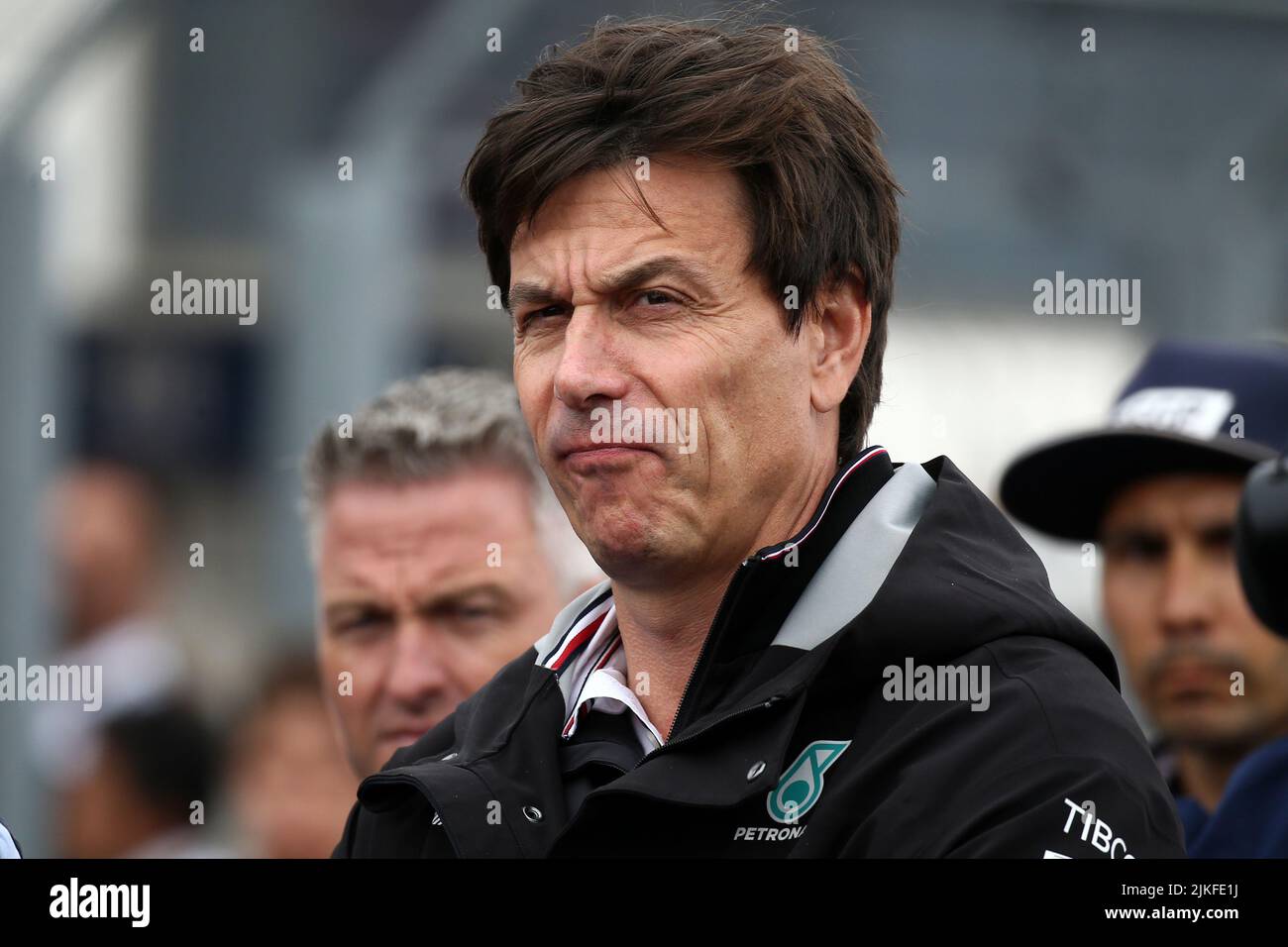 Mercedes GP Executive Director Toto Wolff blickt auf den Großen Preis von Ungarn F1 am Hungaroring am 31. Juli 2022 in Mogyorod, Ungarn. Stockfoto