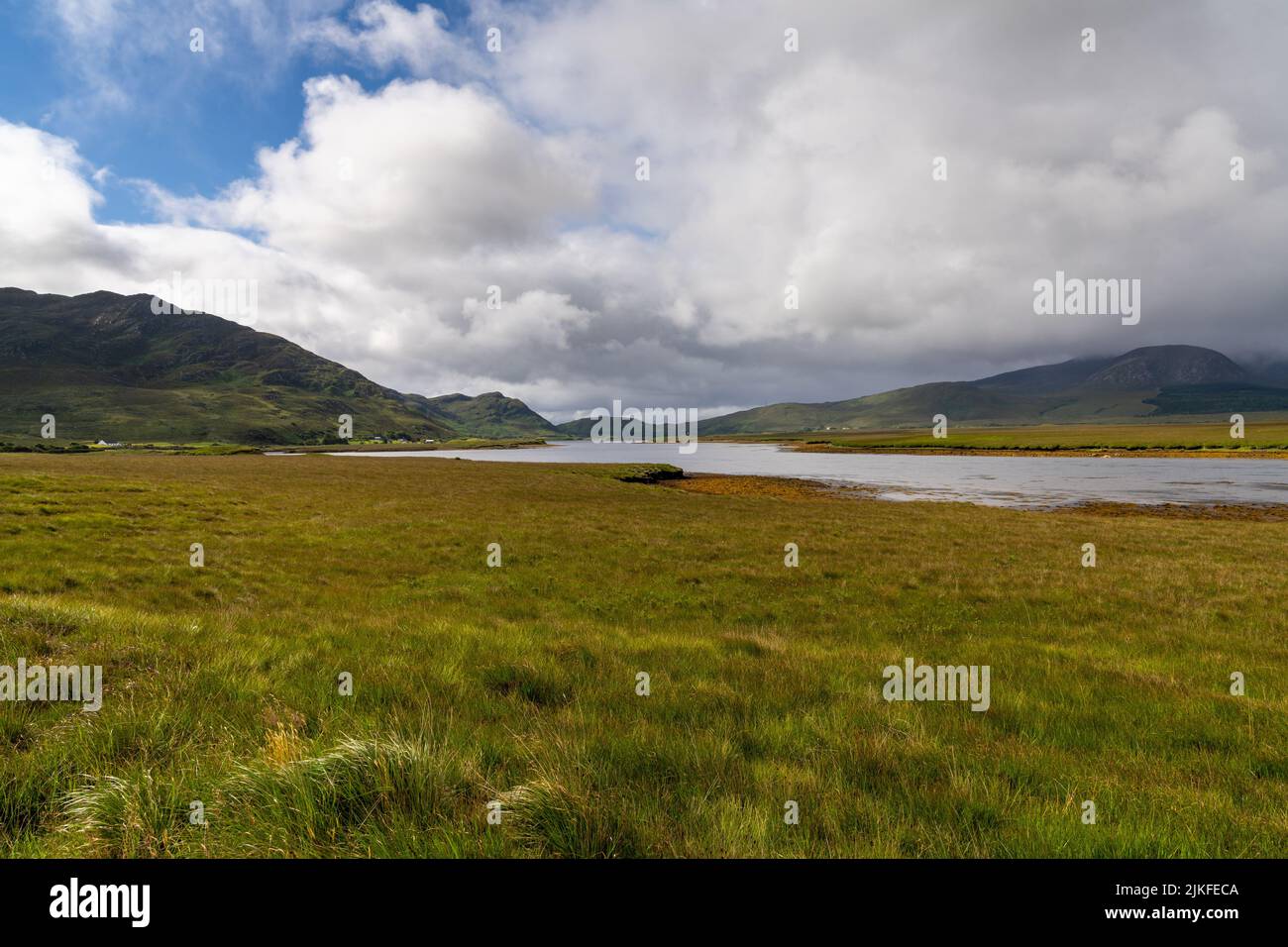 Eine Moor- und Seenlandschaft im Ballycroy National Park mit der Nephin-Bergkette im Hintergrund Stockfoto