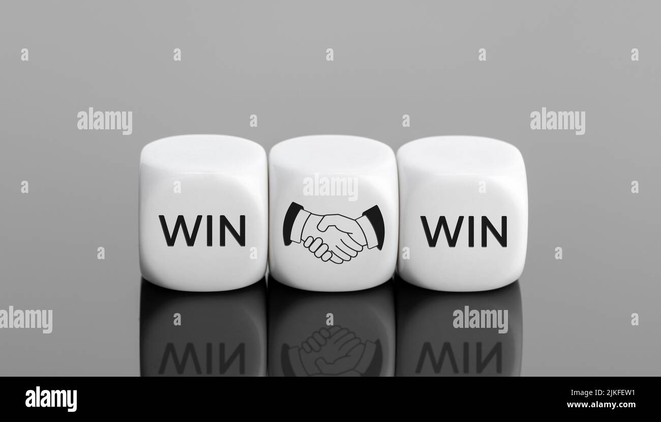Win Win-Win-Konzept. Geschäftsabschluss. Wort- und Handshake-Symbol auf Würfelblöcken. Speicherplatz kopieren Stockfoto