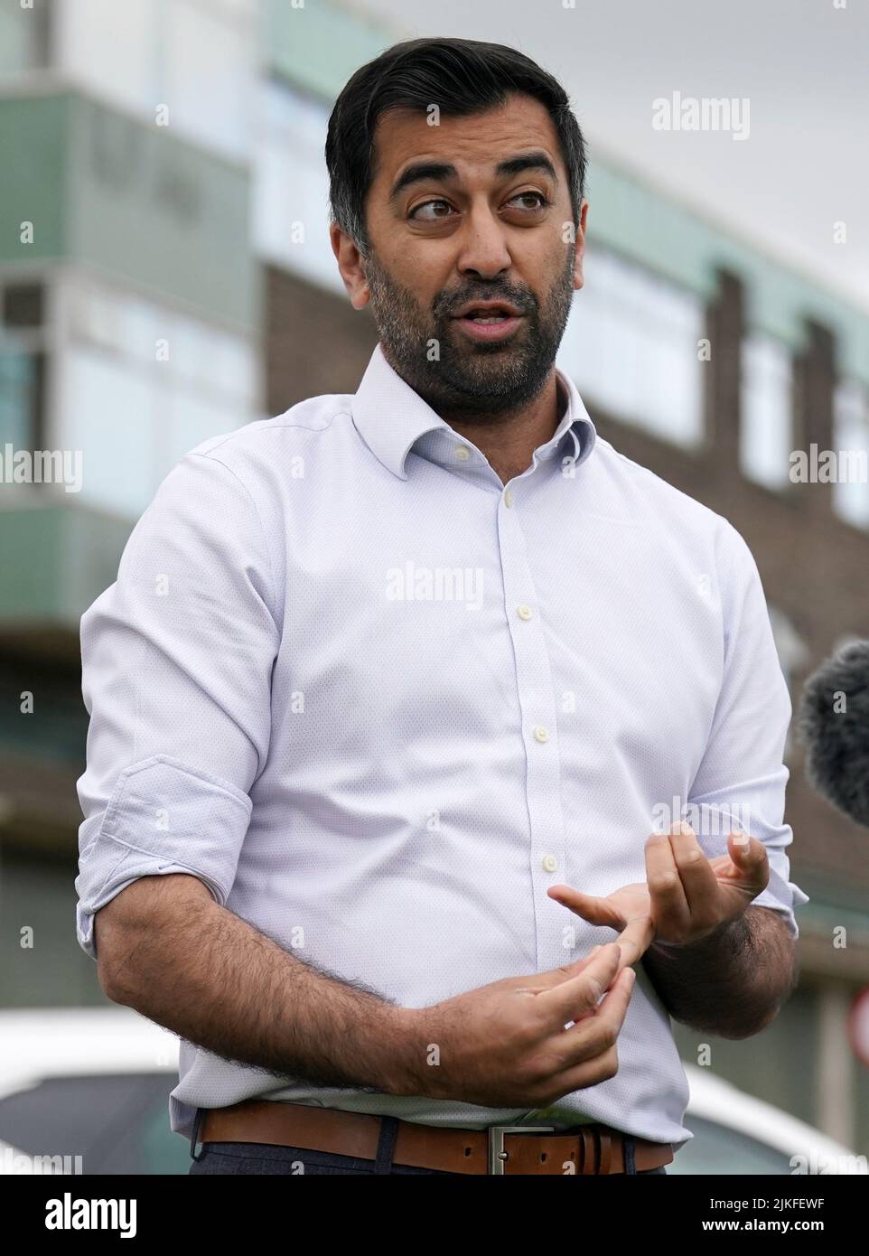 Datei-Foto vom 12/05/22 von Gesundheitsminister Humza Yousaf, als er während eines Besuchs im Gemeindekrankenhaus von Falkirk mit den Medien spricht, um zusätzliche Mittel für die Entwicklung des Programms „Hospital at Home“ bekannt zu geben. Yousaf brandmarkte Kommentare von Liz Truss über die erste Ministerin Nicola Sturgeon als „kleine Halsen“, warnte aber davor, dass die Tory-Führung hoffnungsvoll einen „allumgehenden Angriff auf die Dezentralisierung“ durchführt. „Die Behauptung, dass die gesamte britische Regierungspolitik in Schottland gelten sollte, von der Partei, die die Einbeziehung des NHS in künftige Handelsabkommen nicht ausgeschlossen hat, sollte uns alle betreffen“, sagte er. Ausgabedatum: Dienstag, 2. August 20 Stockfoto