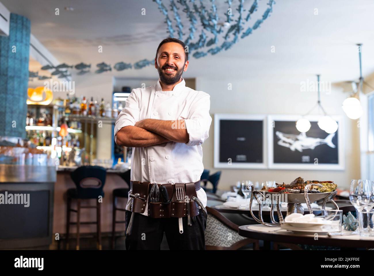 REDAKTIONELLE NUTZUNG NUR der erste buchbare "Shellmelier", Emanuele Giustiniani, startet auf der Seasons in Mayfair als Buchungsplattform für Restaurants einen Service, der den Gästen die Möglichkeit gibt, geschulte Experten im Restaurant anzurufen, die sich auf alle Aspekte von Meeresfrüchten spezialisiert haben. Ausgabedatum: Dienstag, 2. August 2022. Stockfoto