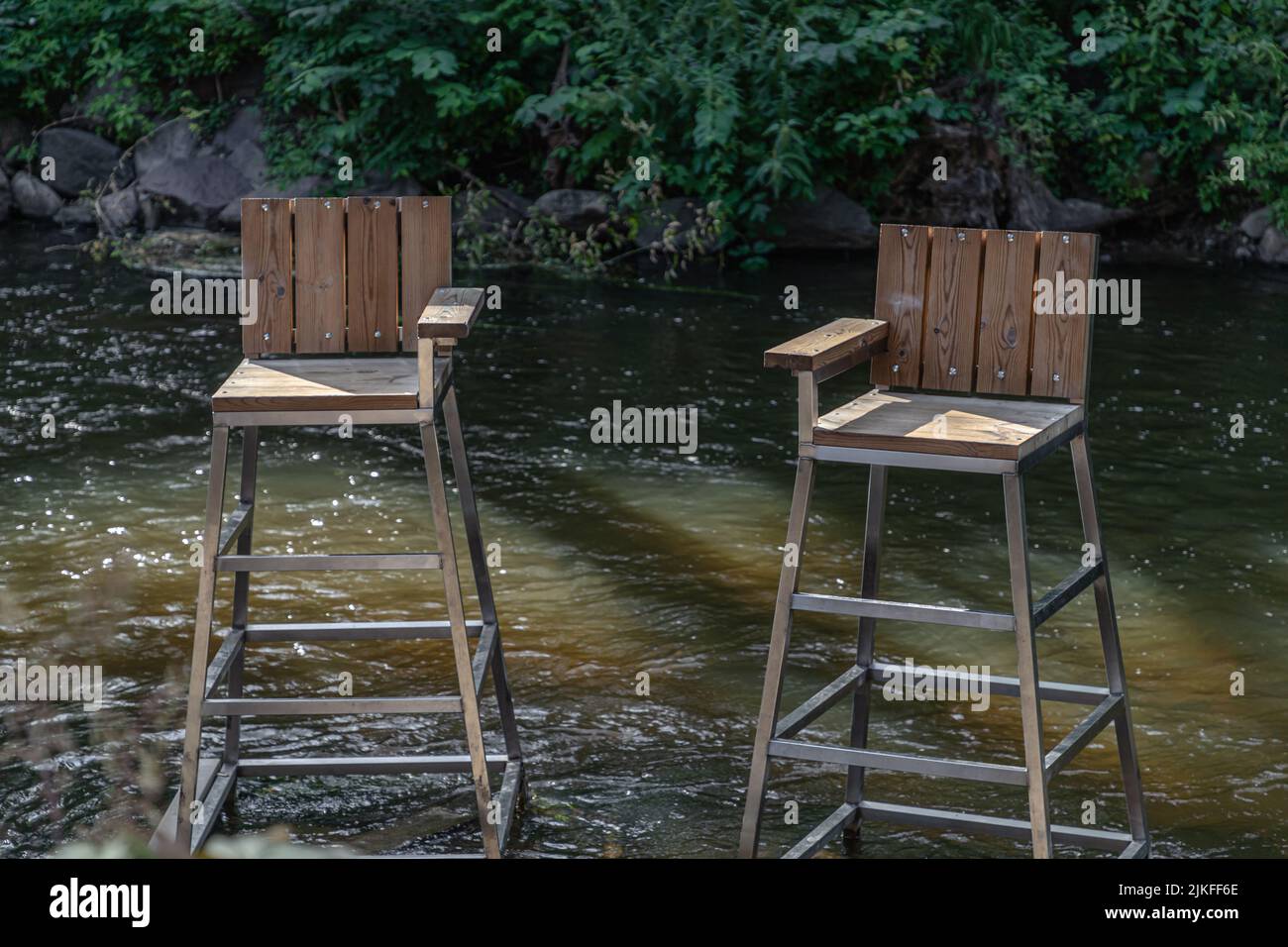 Zwei Stühle im Fluss Stockfoto