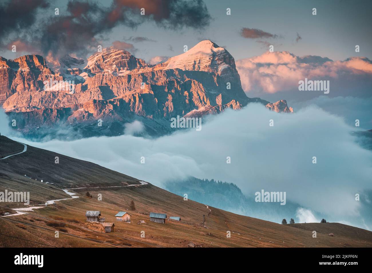 Panoramablick auf den Pordoi-Pass - Passo Pordoi, Italien Stockfoto