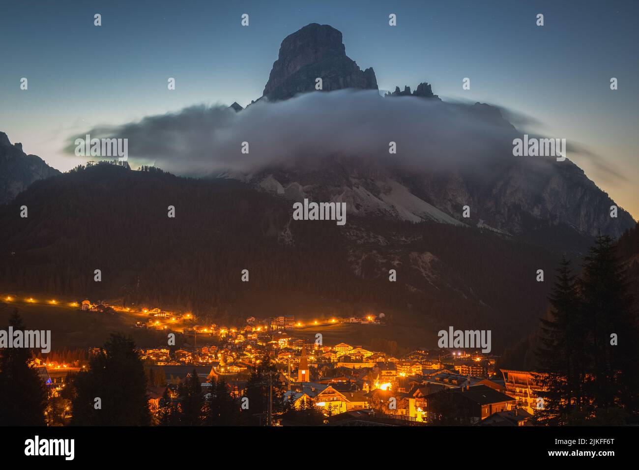 Corvara Panorama bei Nacht und Sassongher Berg in Italien Stockfoto