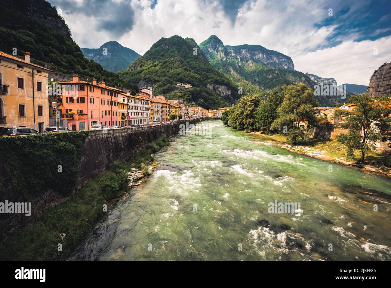 Valstagna entlang des Flusses Brenta, Provinz Vicenza, Italien Stockfoto