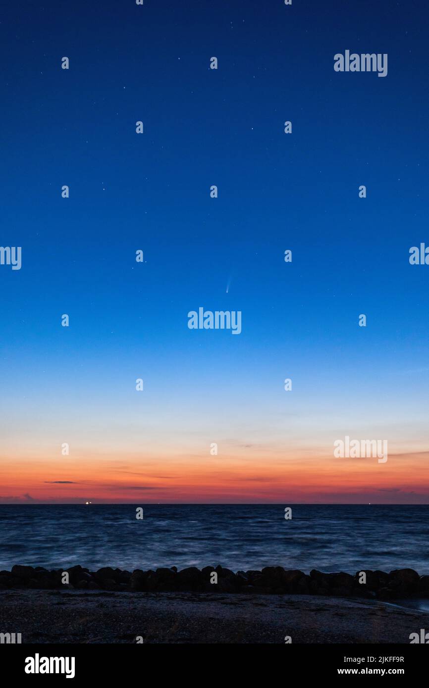 Komet NEOWISE (C/2020 F3) in der Nacht des 17. Juli 2020 Blick von Gilleleje, Dänemark Stockfoto