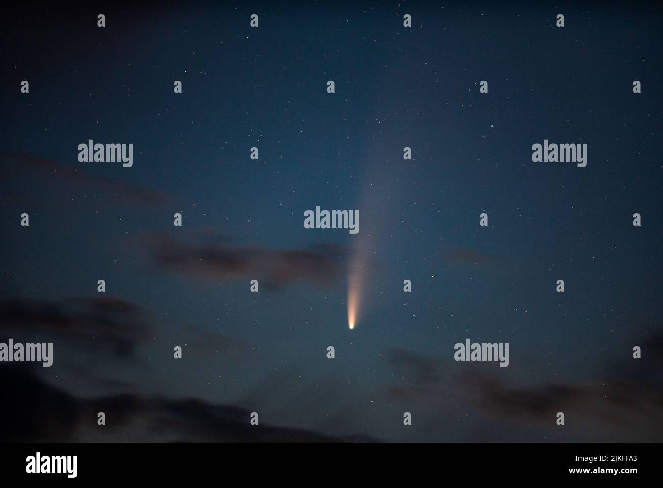 Komet NEOWISE (C/2020 F3) in der Nacht des 17. Juli 2020 Blick von Gilleleje, Dänemark Stockfoto