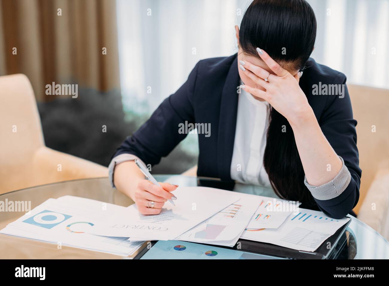 Gestresste Geschäftsfrau Schreibarbeit Bürodokumente Stockfoto
