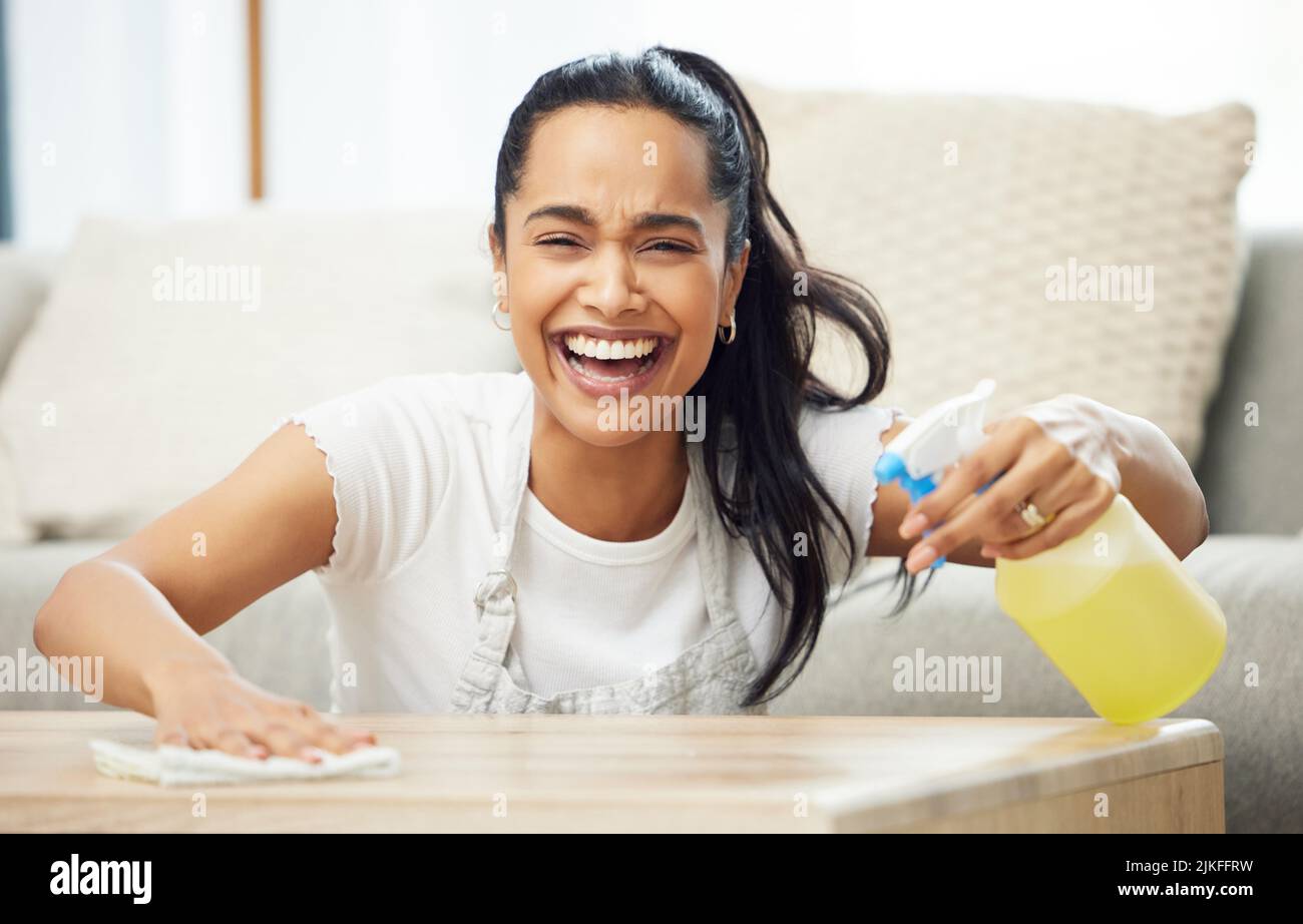 Die Reinigung ist einfach so befriedigend. Eine junge Frau, die glücklich aussieht, während sie zu Hause arbeiten. Stockfoto