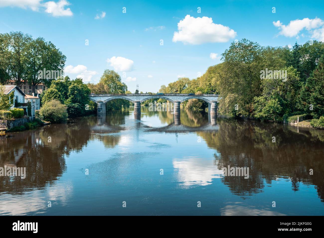Mittelalterliche Brücke, Pont Medieval - Confolens, Frankreich Stockfoto