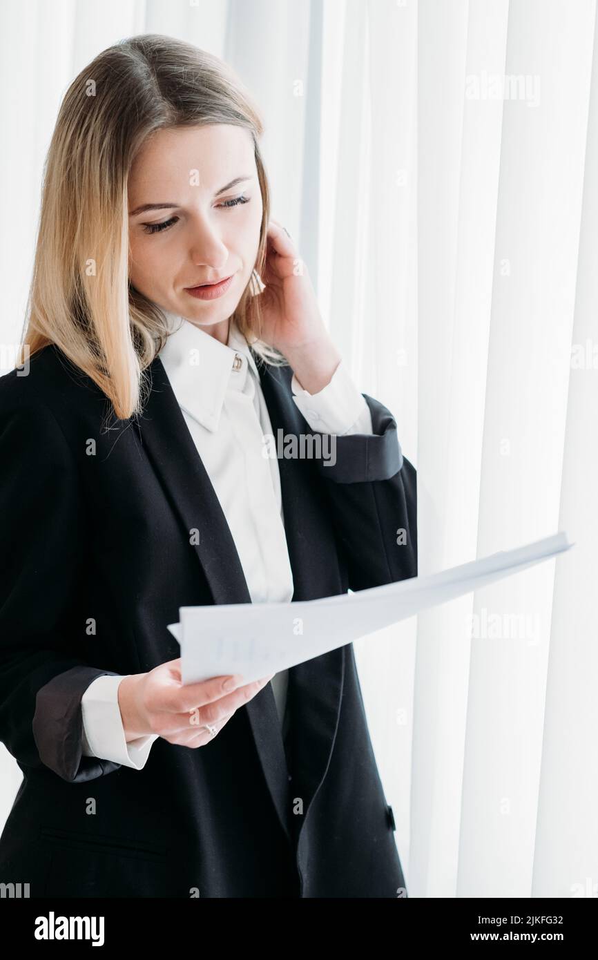 Geschäftsfrau lesen Dokument Büro Executive Arbeit Stockfoto