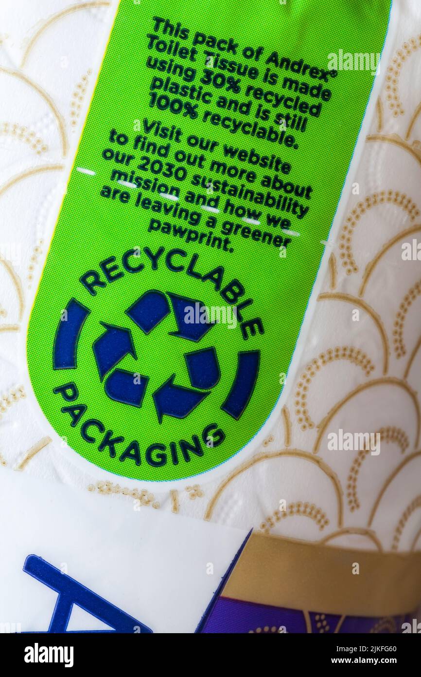 Diese Packung von Andrex Toilettenpapier besteht zu 30 % aus recyceltem Kunststoff und ist immer noch zu 100 % recycelbar. Besuchen Sie unsere Website, um mehr über unsere 2030 s zu erfahren Stockfoto
