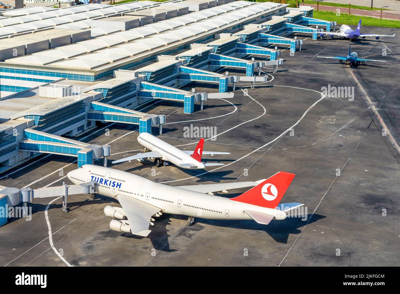 Atatürk Flughafen und türkische Fluggesellschaften Flugzeuge in Miniatürk Park von Istanbul, Türkei. Stockfoto