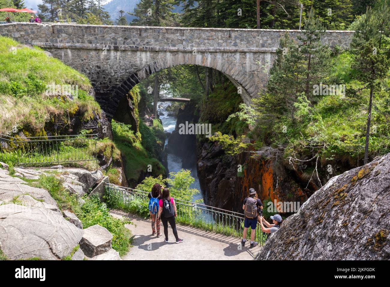 Touristen, die die Wasserfälle erkunden, gaben de Goube in Pont d'Espagne, Frankreich Stockfoto