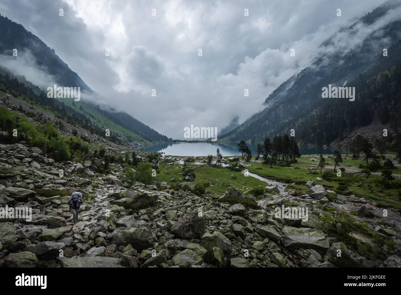 Touristen wandern im Nationalpark Pyrénées in Frankreich Stockfoto