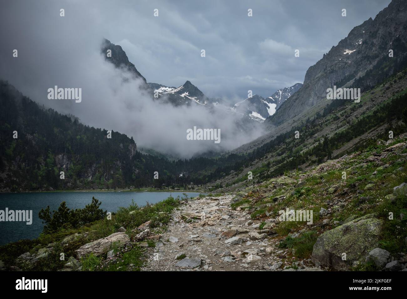 Panorama einer Bergkette und eines Sees Stockfoto