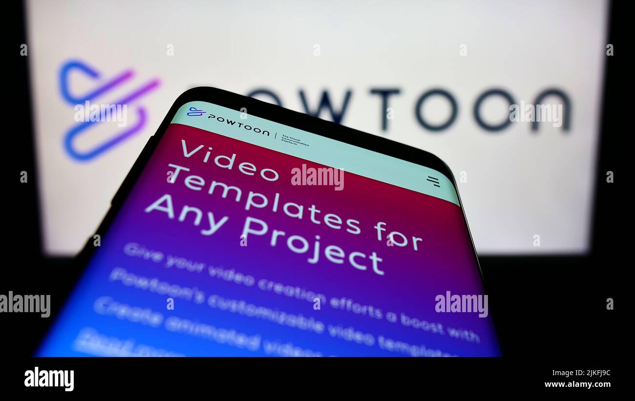 Mobiltelefon mit Webseite des Animationssoftware-Unternehmens Powtoon.com Inc. Auf dem Bildschirm vor dem Firmenlogo. Konzentrieren Sie sich auf die obere linke Seite des Telefondisplays. Stockfoto