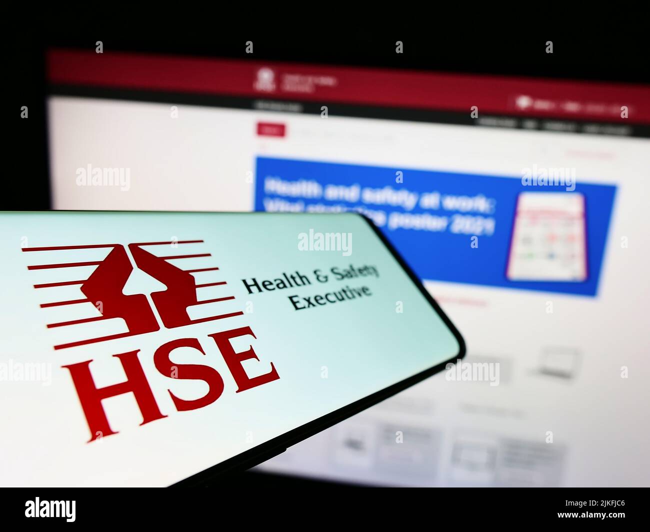 Mobiltelefon mit Logo der britischen Agentur Health and Safety Executive (HSE) auf dem Bildschirm vor der Website. Konzentrieren Sie sich auf die linke Seite des Telefondisplays. Stockfoto