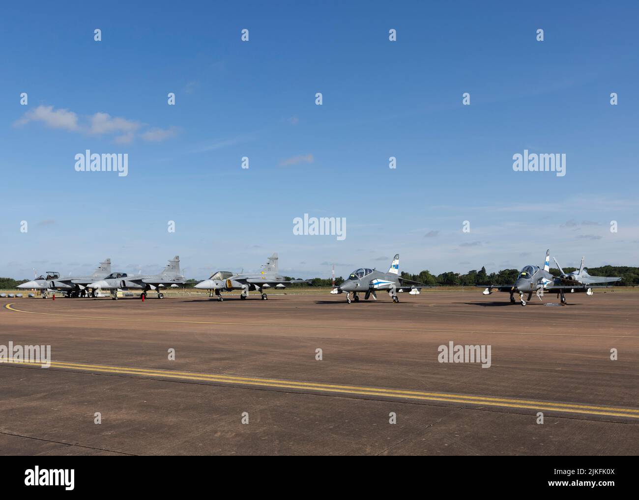 Eine Aufstellung schwedischer, finnischer und ungarischer Militärjets auf dem Vorfeld des Royal International Air Tattoo 2022 Stockfoto