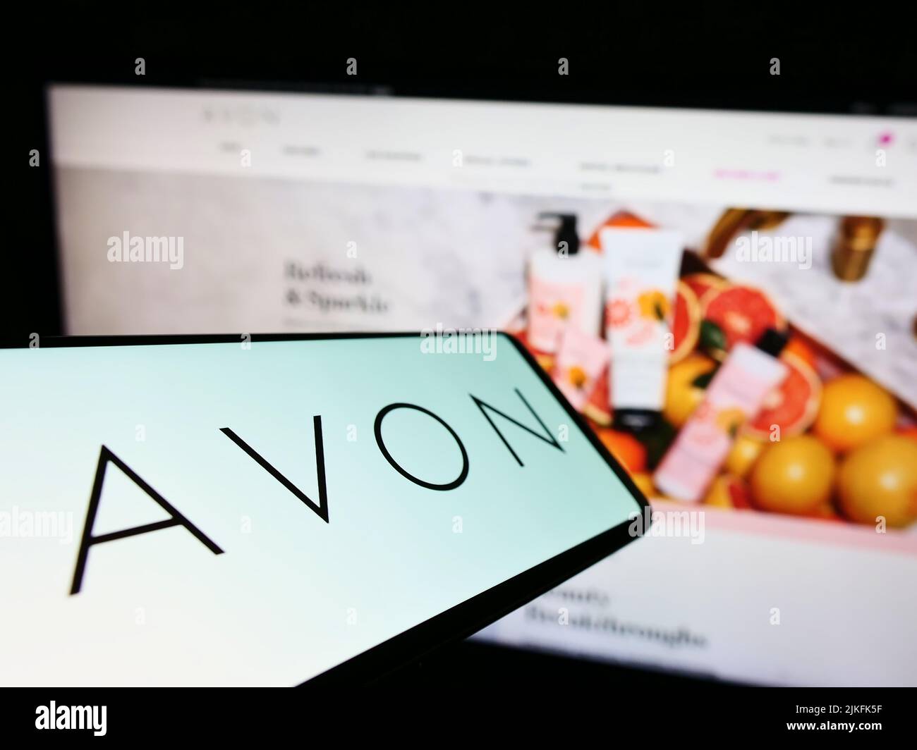 Mobiltelefon mit Logo des Kosmetikunternehmens Avon Products Inc. Auf dem Bildschirm vor der Business-Website. Konzentrieren Sie sich auf die Mitte links des Telefondisplays. Stockfoto