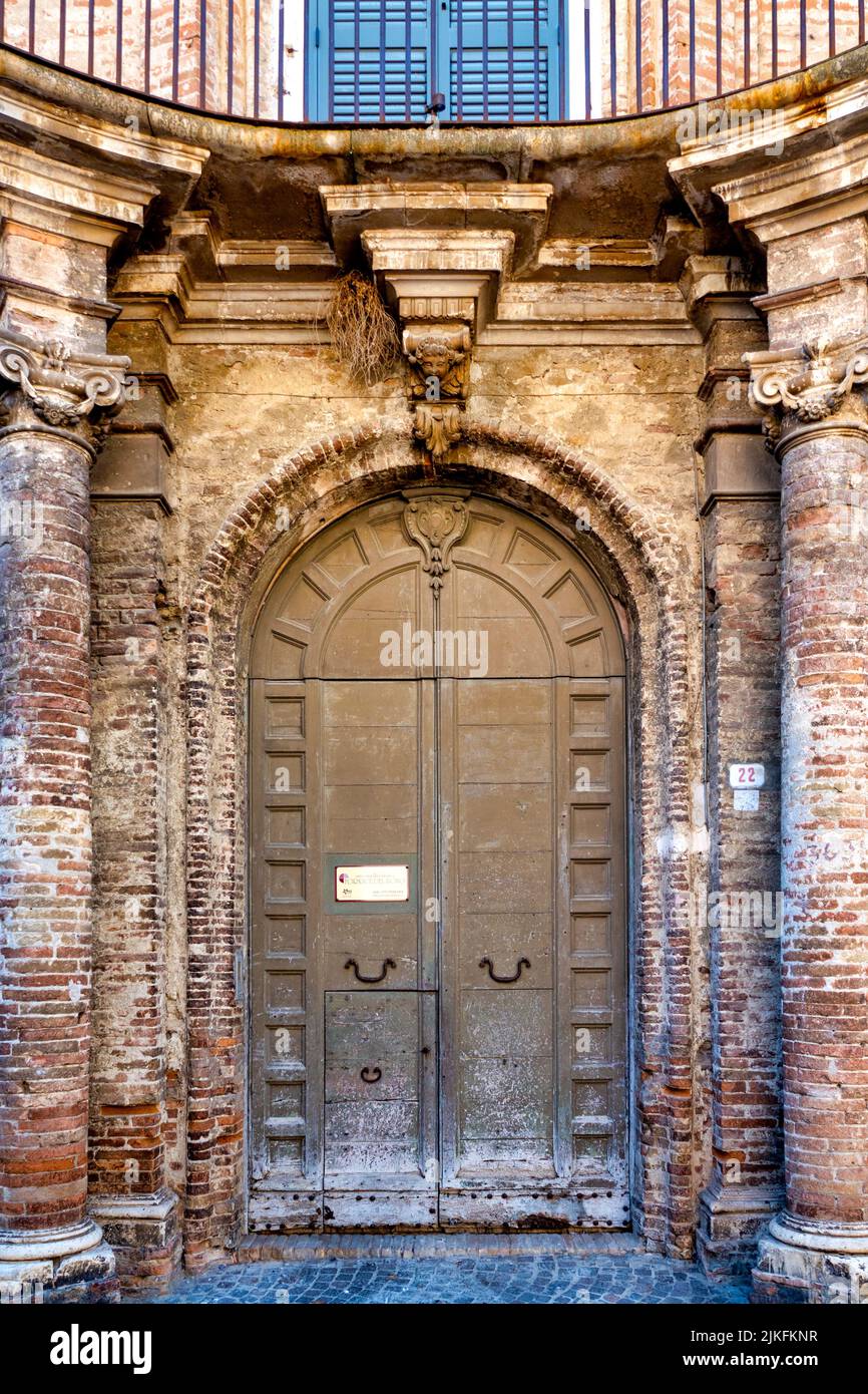 Portal des Palazzo del Bono, Penne, Italien Stockfoto