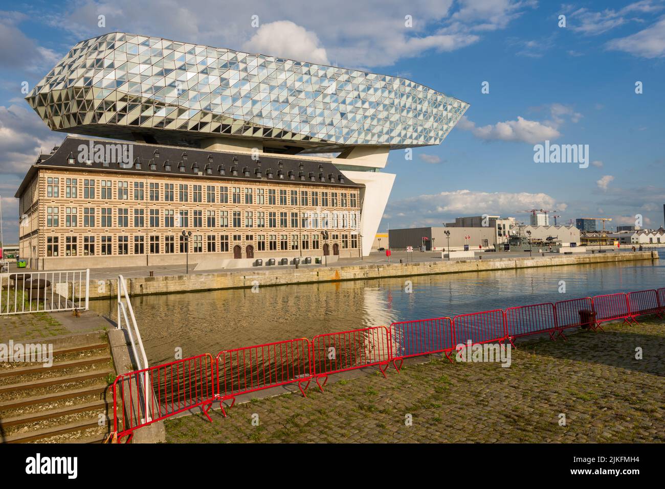 Der neue Hauptsitz des Antwerp Port Authority Building befindet sich in der Nähe von Eilandje, im Hafen von Antwerpen, Belgien Stockfoto